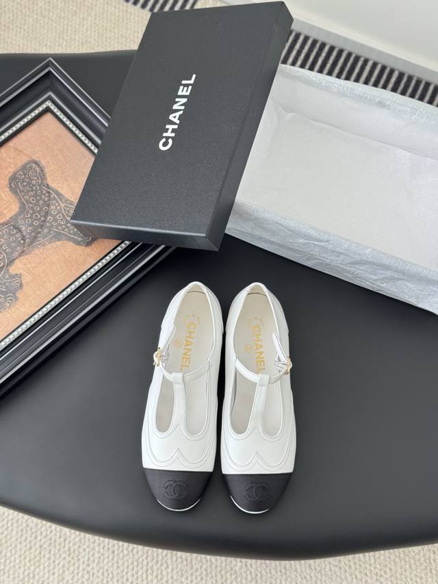 Chanel 小香25新品玛丽珍单鞋 无论搭配裤装还是裙装都是完美 小方头的设计很好的修饰脚型 小仙女们必备！ 内里顶级混种羊皮 意大利进口牛皮大底 码数 ：3