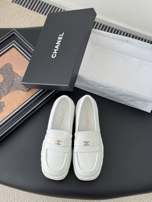 Chanel 小香25C新品菱格单鞋 菱格厚底松糕单鞋 夏天一定要入的拖鞋系列 可文艺可时髦 穿搭率实在太高了 厚底在拉长腿方面真的Yyds 百搭舒适 上脚秒变