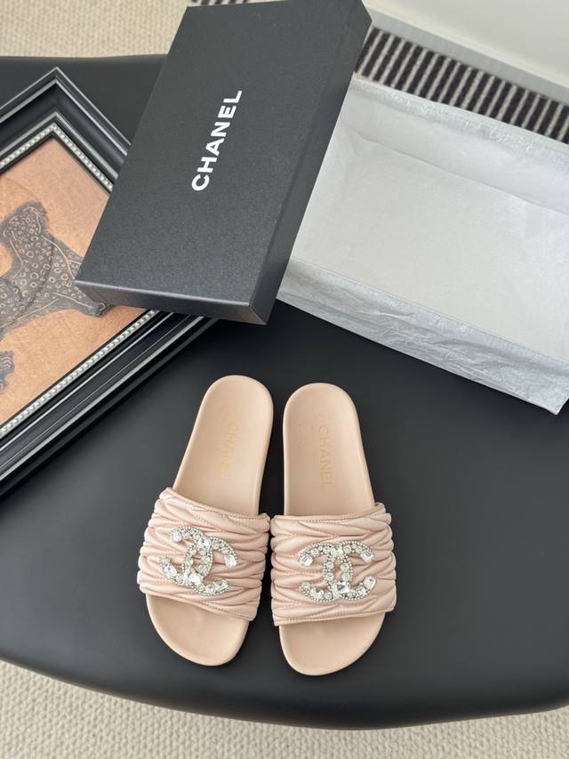 Chanel 25K春夏新品双C拖鞋 鞋面烫钻，内里羊皮，原版大底。 Size:35-39 40定