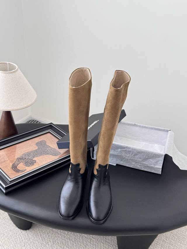 Chanel 25K新款链条骑士靴 永恒的经典 鞋柜里常青的系列单品 一般碰到这个类型的靴子可以多入哦～ 具有名媛气质 又带着一丝不经意的小复古 小小圆头拼接设