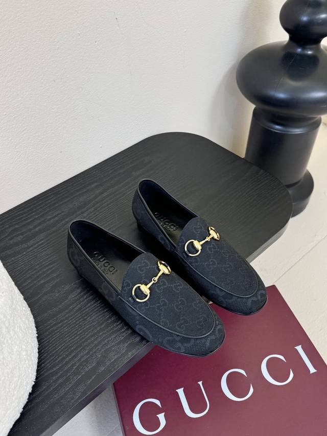 Gucci 古驰 2025Ss新款 G家老花一脚蹬乐福鞋休闲单鞋 顶级版本原版购入开发做货 品牌经典元素为这款精致的古驰马衔扣乐福鞋注入隽永格调，光面皮革与浅金