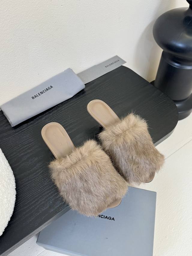 Balenciaga｜巴黎世家2025 新品细跟毛毛拖鞋 独家正确版本、原版开发、时尚圈内各大网红明星又在拼命种草的款式。火爆整个Ins！又是一个霸屏世界各地时