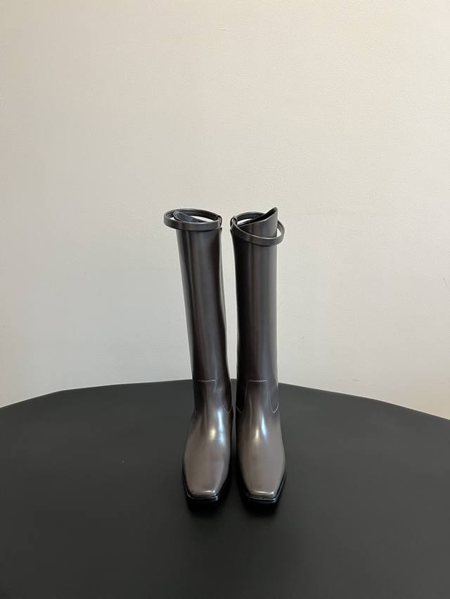 独家新色出 独家重磅 Toteme Aw秋冬百搭方头骑士靴 太完美了，网红潮品，阿水上脚。正品购入打版开发,版型绝美，不挑任何腿型。 绝对是今年最最最佳之作 一