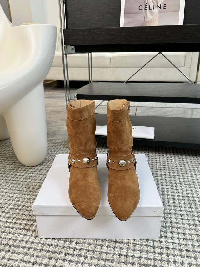 Isabel Marant Aw 秋冬经典复古短靴 西部风裸靴主宰 24Ss秀场，牛仔靴无疑是历久弥新的其一鞋款，而秋冬系列靴履则是超脱经典的出色之作 各大In