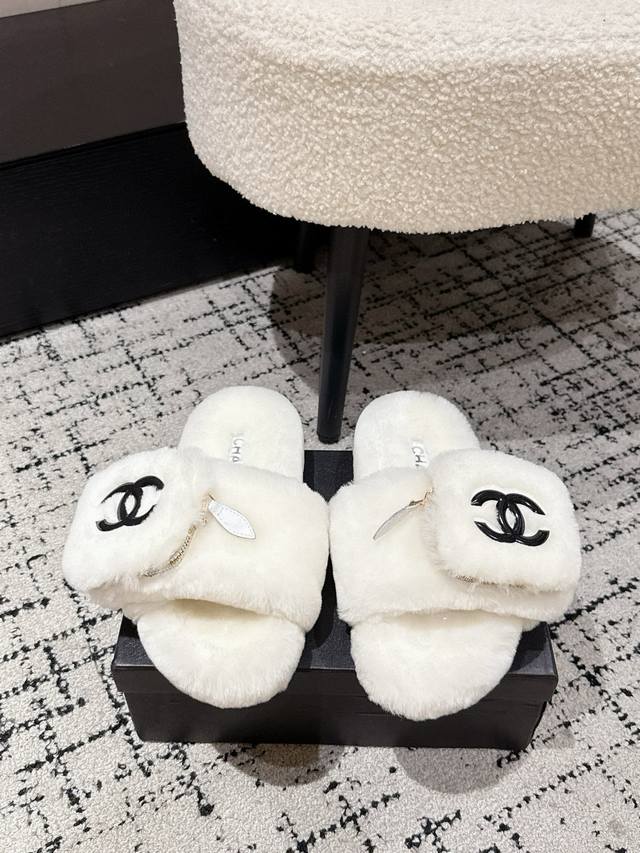 Chanel 小香 25Ss秋冬新款 钱包双C毛毛拖鞋 这款毛拖真的是真太可爱了～ 柔软蓬松的毛毛，舒服暖脚 秋冬搭配袜子休闲又慵懒 上脚真的好看又时髦手感细腻