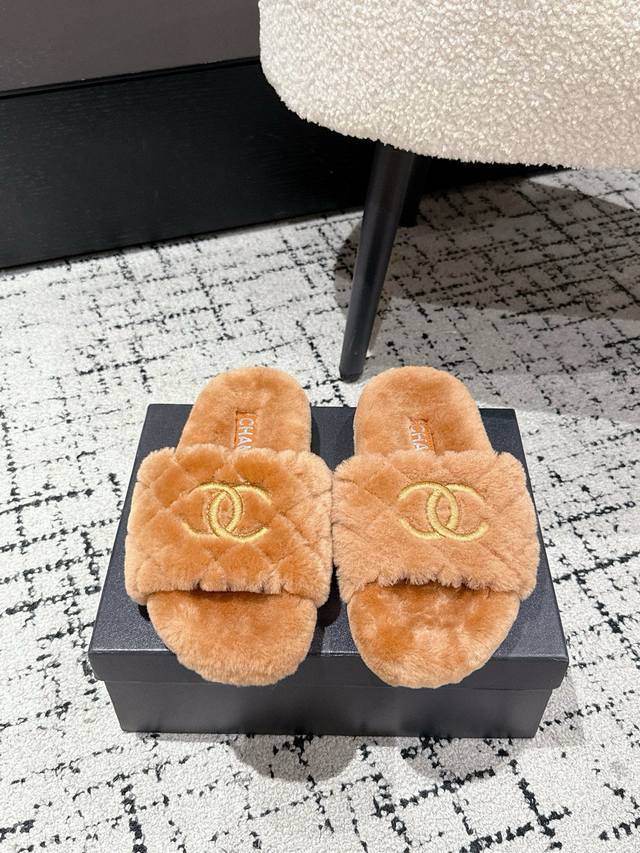 Chanel 小香 25Ss秋冬新款 双C 毛毛拖鞋 这款毛拖真的是真太可爱了～ 柔软蓬松的毛毛，舒服暖脚 秋冬搭配袜子休闲又慵懒 上脚真的好看又时髦手感细腻柔