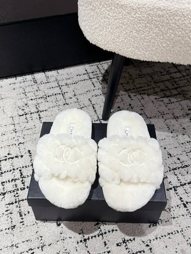 Chanel 小香 25Ss秋冬新款 双C 毛毛拖鞋 这款毛拖真的是真太可爱了～ 柔软蓬松的毛毛，舒服暖脚 秋冬搭配袜子休闲又慵懒 上脚真的好看又时髦手感细腻柔