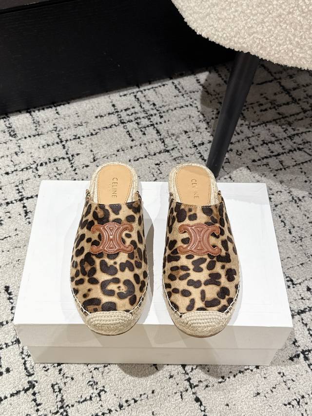 Celine 赛琳25 春夏新款 徽标 草编 勃肯 包头拖 法式咖色，像是左岸咖啡馆的暖调，经典又迷人，轻松适配各种夏日Look。翻毛皮质感独特，光脚穿，细腻触