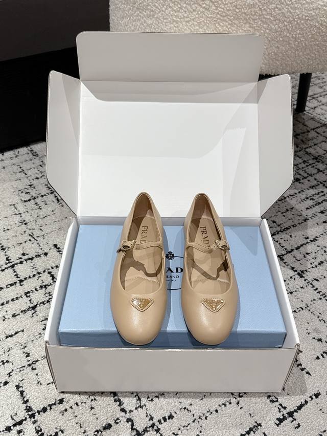顶级版本 Prada 普拉达25 新款 印花 芭蕾舞鞋 平跟 玛丽珍 单鞋 Sana出发Prada米兰大秀，白色连衣裙简单清爽，配上这款单鞋，清水出芙蓉！ 这款