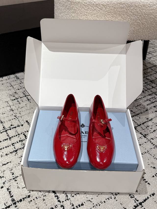顶级版本 Prada 普拉达25 新款 印花 芭蕾舞鞋 平跟 玛丽珍 单鞋 Sana出发Prada米兰大秀，白色连衣裙简单清爽，配上这款单鞋，清水出芙蓉！ 这款