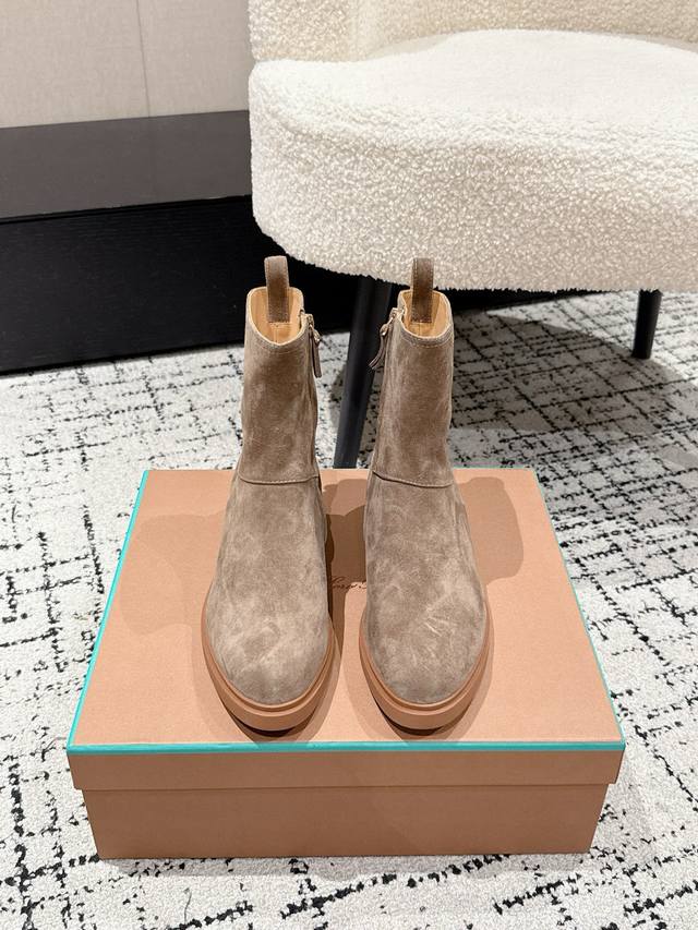 皮面 羊京470 Loro Piana Ss25 New Arrival～ Lp.诺悠雅秋冬新品女士短靴 这款羊猄，牛皮材质裸靴，皮质质感柔软舒适，侧拉链设计！