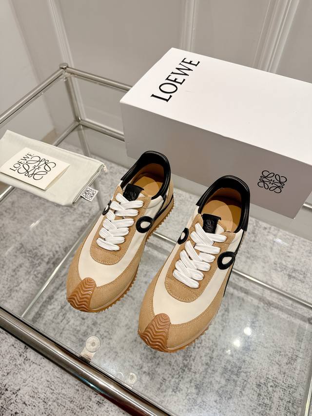 顶级版本：女 男 超级火爆 Loewe 罗意威 阿甘鞋，脚感无敌！年度暴走款 内增高德训鞋！ 2025新品系列拼接鞋面 隐藏式内增高柔软舒适，极简风十分养眼 怎