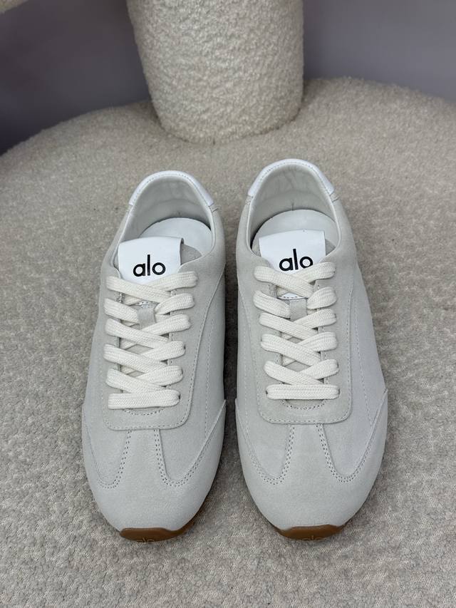 顶级品质 Alo Ss25 New 秋季德训鞋新品 Alo这款薄底德训鞋顺应了当下薄底鞋的流行趋势 麂皮材质和大地配色搭配薄底+皮标Alo Logo点缀简约时尚