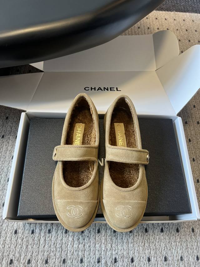 顶级品质 Chane* 香奈儿 25Ss 秋冬新款羊毛 玛丽珍 第一眼看上就被种草了根据天气变化自由穿搭！套上袜套春夏秒变可爱单鞋！秒变魔法公主适合一切脚型，显