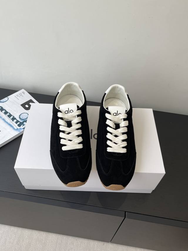 Alo 25Ss新品 休闲运动鞋 德训鞋 情侣款 上脚超级百搭 而且超级舒适 上脚一点都不沉重 非常轻便 套上袜套搭配更好看 上脚增高显腿细 面料原版牛京 内里