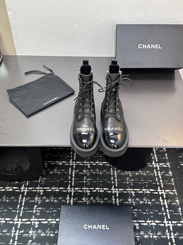 Chanel新款字母双拉链 内外拉链拼接短靴 高版本出货 版型也香家马丁靴基础版型 超级柔软的贴肤感 进口小牛皮鞋面 羊皮内里垫脚 原版橡胶大底 Size：35