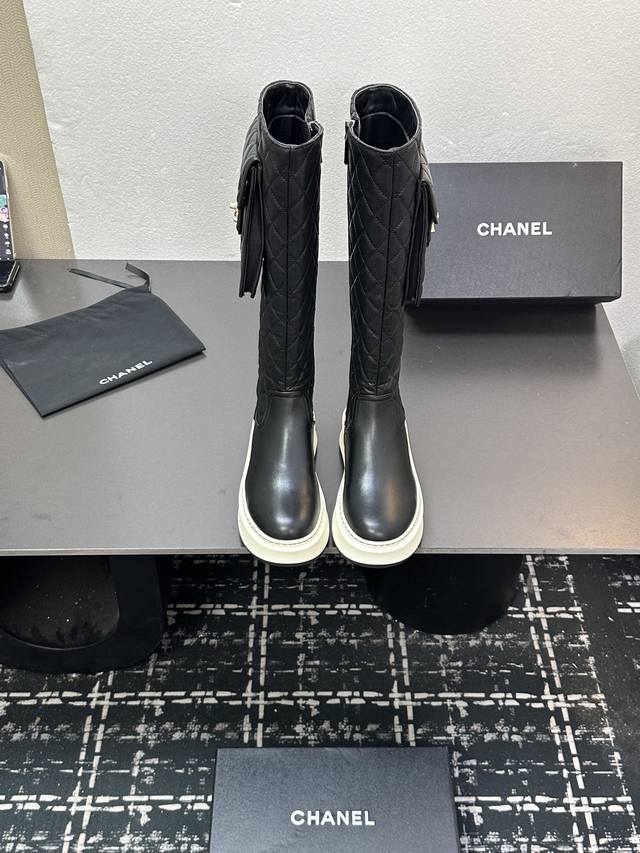 Chanel 2025S秋冬系列厚底高短靴，高筒和矮简两款分别用进囗牛皮打造，外增高度5Cm超显腿长， 靴简沿用了香奈儿的经典菱格纹，加上可打开装小东西的小包包