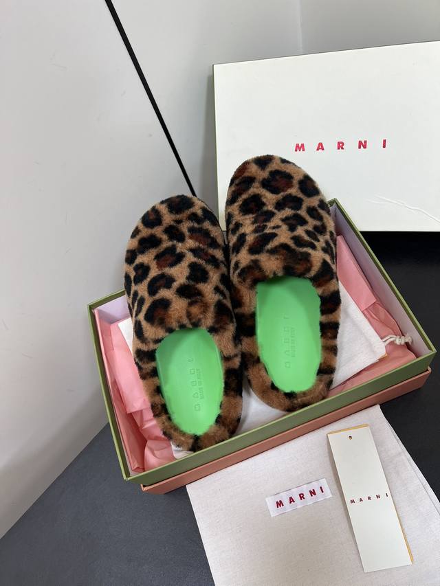 男款70Marni Sabot马毛拖鞋 一款巨型潮流四季包头马毛拖，让它成为了一道靓丽的风景线，质感让你的美足更加美丽、信心、舒心十足，不管居家还是外穿都是品味