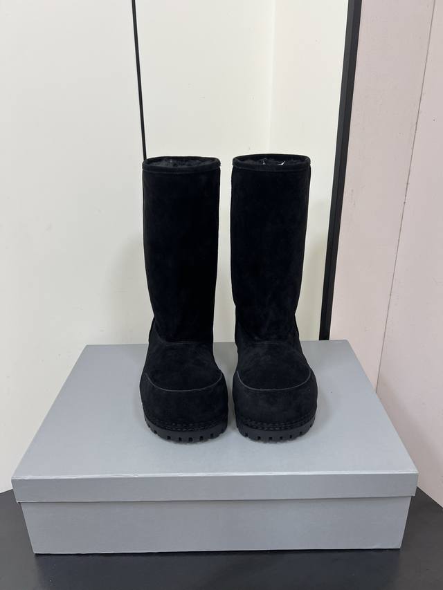 高 中 矮 Balenciaga 巴黎世家新款大头高跟雪地靴 巴黎世家解锁La大秀Oversized在巴黎世家已经不是不够显眼了 但是搭配厚重好的雪地靴主打一个