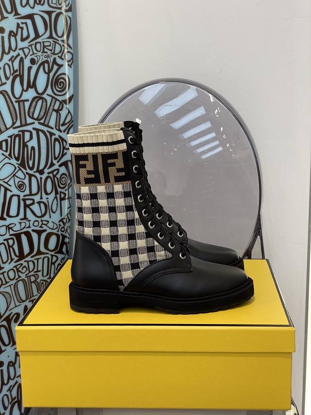 Fendi 家经典弹力袜子系带短靴 超级无敌百搭 甄选小牛皮搭配F老花飞织靴筒，鞋底很轻，兼具舒适度与时髦的万年款！ 顶级品质35-41 40.41定制不退换