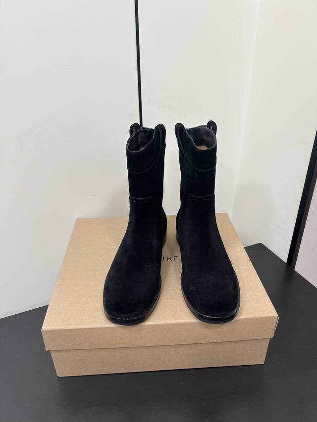 Lemaire 25Ss秋冬新款 极简随意，低调有品，处处散发着迷人的气质 一双高级又实用的小皮靴用这种随意又慵懒的方式表达出来，我真的超级喜欢 鞋面是用进口麂