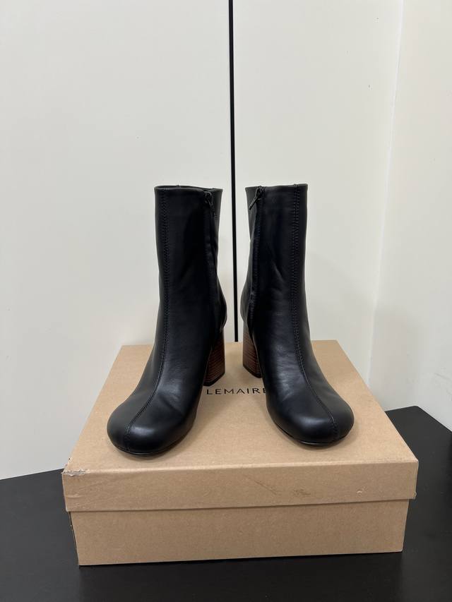 Lemaire 25Ss 新款极简高跟靴低调有品，处处散发着迷人的气质 一双高级又实用的小皮靴用这种随意又慵懒的方式表达出来，我真的超级喜欢 鞋面是用进口牛皮