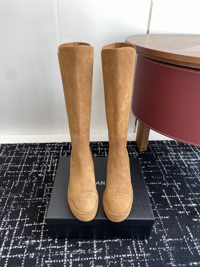 代购级短靴530 高靴 Chanel 25Ss 新款 拼接链条粗跟短靴 高靴 这款厚底在欧美街拍中出境率超高，Ins也是火了一把，整体线条流畅性保持跟原版一致，