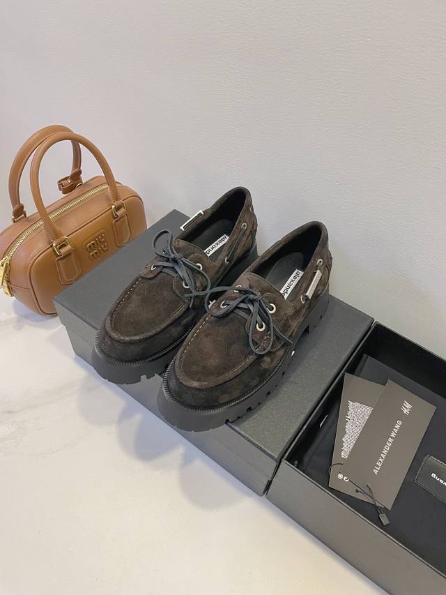 Alexander Wang 大王乐福鞋新系 ......Ss25 一双女王都拒绝不了的单品 ...... 真心太太太太太太美了 双层鞋底独特设计，精致的恰到好