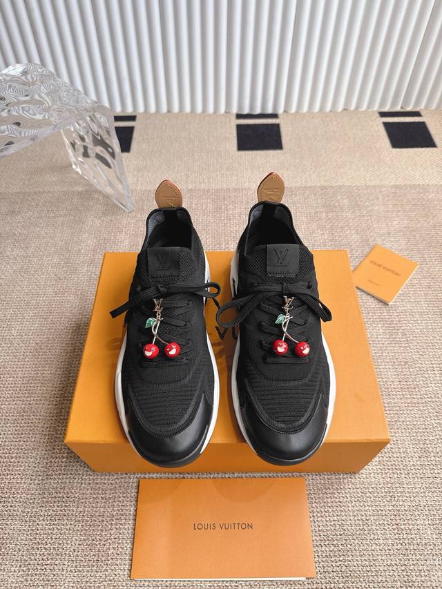 顶级版本 配饰加120 Lv 路易威登 Runner Tatic运动鞋网面飞织鞋 Lv Runner Tatic运动鞋网面飞织延续跑鞋的设计精髓，瞩目亮相路易威