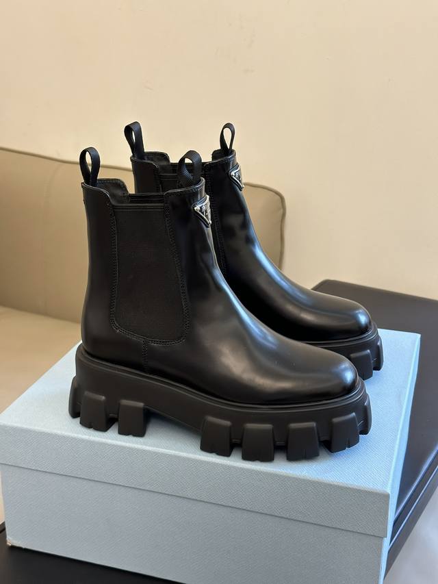 出厂: Prad A Fw25 New Arrival～ 25秋冬厚底切尔西短靴新品 辨识度极高的轮胎底，经典三角标加持 甄选进口小牛皮材质材质 脚感超轻，增高