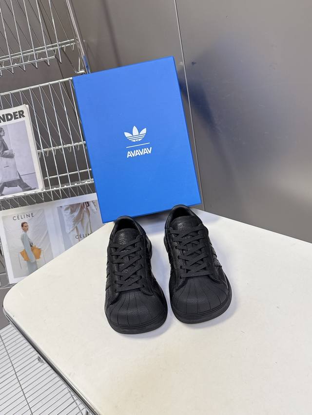 Adidas 阿迪达斯秋冬最新款休闲鞋 超多明星网红种草 小丑贝壳休闲鞋 简直就是球鞋界的 流量收割机 搭配阿迪达斯三条纹元素 这种配色真的爱了 以舒适百搭为主