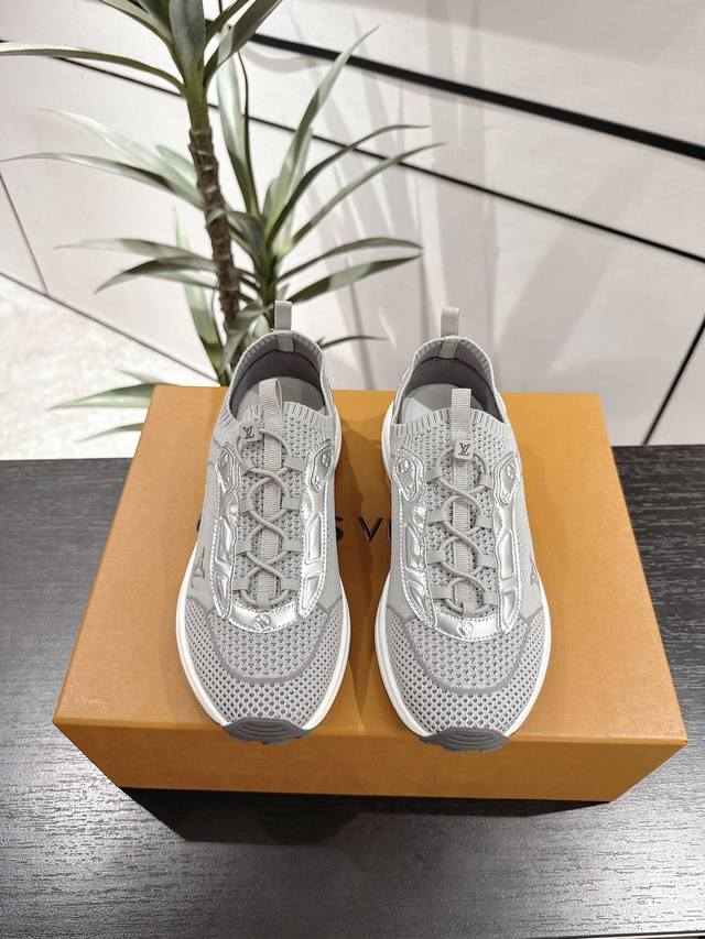 顶级版本：情侣款 Lv 路易威登L家 驴牌 最新Olympia系列 情侣款 银角大王 休闲 运动鞋 跑鞋 本款 Lv Olympia 运动鞋融合网格面料与金属质