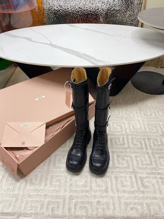 出厂 顶级版本，对版爆款 Miumiu Aw 时髦系带走秀短靴 长靴 最热门的单品 一定要入 原版购入开发 不用多说！！！！对版纯手工自己做旧 原版定染牛皮 牛