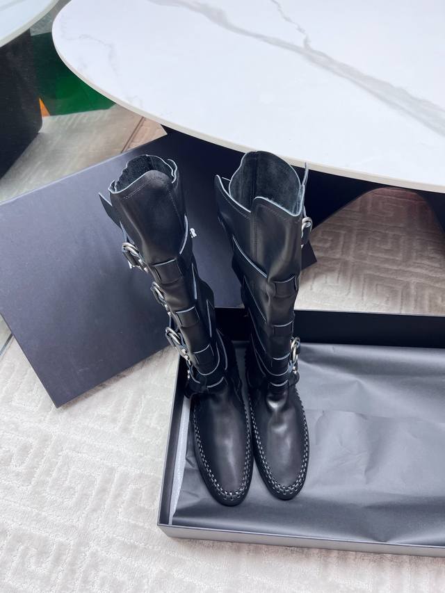 出厂 Ann Demeulemesster 2025新款骑士靴 本系列通过解构主义剪裁与浪漫荷叶边的碰撞，毛边处理与凌乱层次的叠搭，完美诠释了”带着诗集穿越沙漠