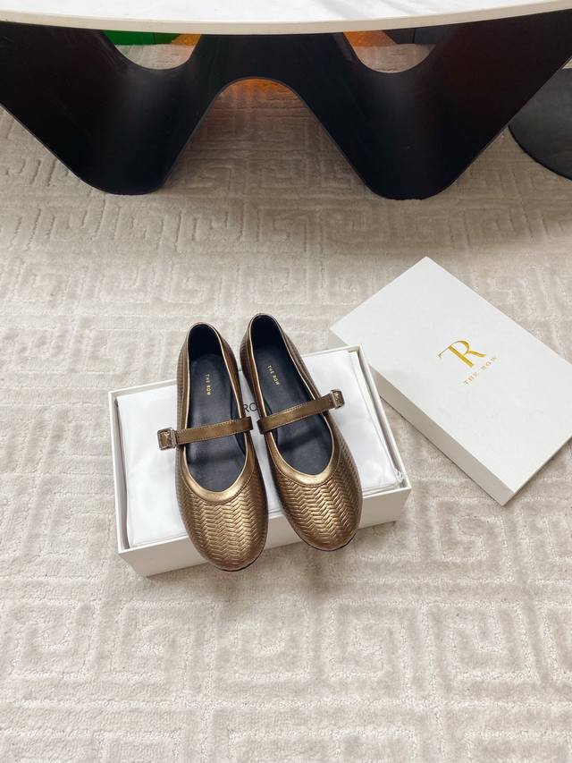 The Row 25Wf新品玛丽珍鞋 以极简主义诠释经典。 压纹皮革自带高级质感 搭扣设计复刻复古优雅 每一步都像是在时装周走秀 低调却藏不住的奢华 穿的是鞋