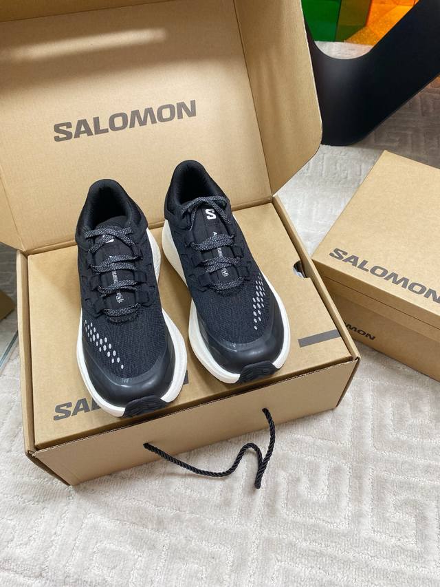 出厂 顶级版本萨落蒙代购级别Mm6针织Salomon 联名款半拖鬼才设计师品牌，一个轻奢品牌上脚很百搭哦，也很随脚舒适，这一款德国训练鞋延续了经典的T形真皮拼接