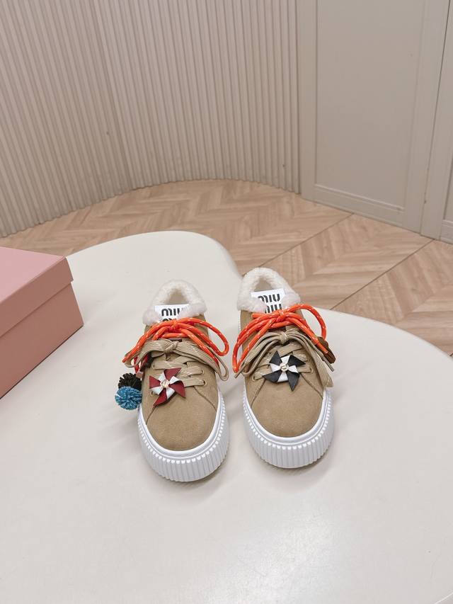 顶级版本 飞机盒套装 皮里 毛里 Miumiu｜ 缪缪2025新品3D刺绣厚底休闲鞋 顶级原版面料质感满满，搭配经典3D立体字母刺绣，刺绣Logog立体饱满，瞬