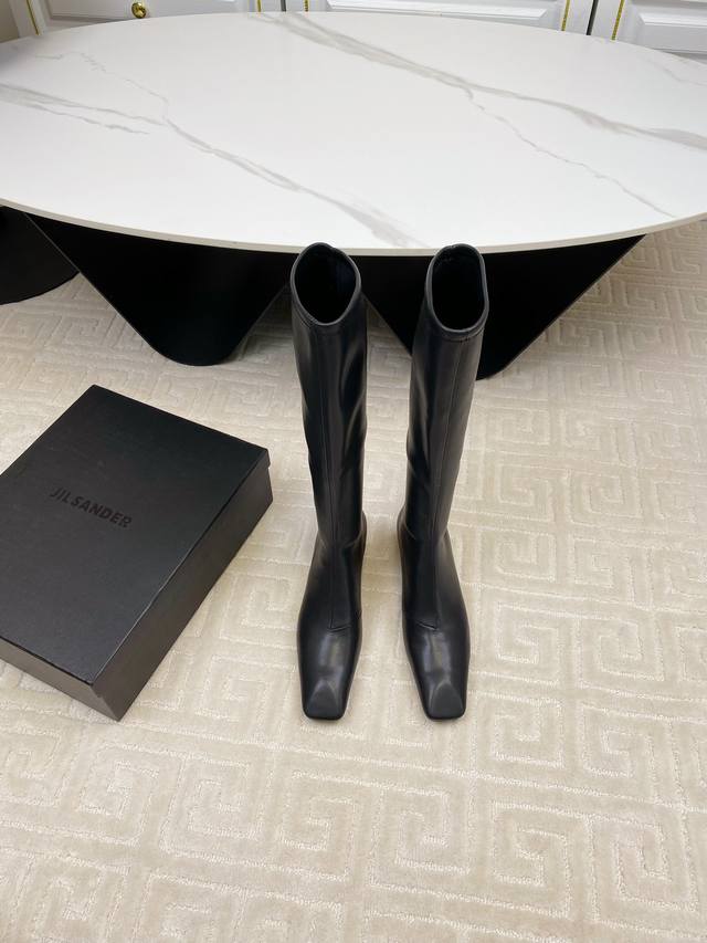 出厂 Jilsander 24秋冬极简主义小方头Pc透明粗跟弹力高靴，Jil Sander这款上脚超级舒适时髦，穿起来时尚百搭，没有任何繁琐的装饰，真皮大底和约