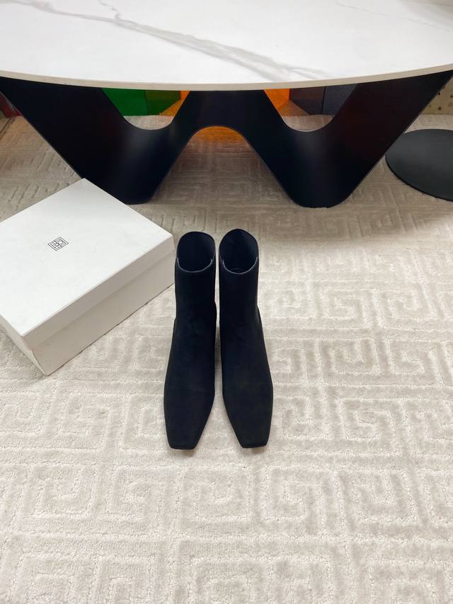 出厂石头纹 ，光面 Toteme 秋冬新款小靴子 Toteme在打造高级感这点从来就没输过一双简约干练、低调时髦的靴子没有鲜艳的色彩和繁杂的设计，仅凭4.5Cm
