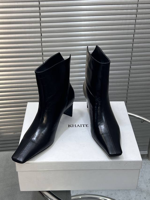 出厂 Khaite 秋冬新款25Ss 小众潮牌小方头短靴绝美裸靴 鞋面：牛皮 羊猄皮 内里垫脚：羊皮 鞋底：意大利进口真皮大底 码数：35-41 40 41定做