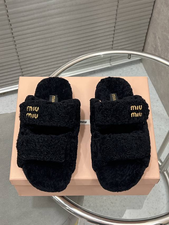 出厂 Miumiu 魔术贴羊毛拖鞋 懒人必备穿了会上瘾的拖鞋 巨软巨舒服 让你摆脱一切的束缚感 垫脚脚床很贴合脚底 穿着非常舒服 是肉眼可见的舒适感 暴走一天无