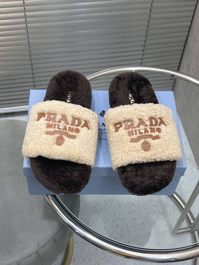 出厂 Prada 羊毛拖鞋 懒人必备穿了会上瘾的拖鞋 巨软巨舒服 让你摆脱一切的束缚感 垫脚脚床很贴合脚底 穿着非常舒服 是肉眼可见的舒适感 暴走一天无压力 耐