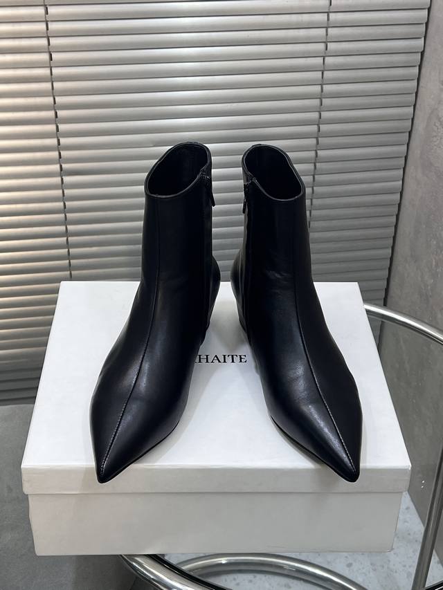 出厂 Khaite 25Ss秋冬新款复古坡跟短靴尖头内增高侧拉链短靴！绝美裸靴！时髦极小尖头搭配坡跟内增高的设计 潇洒百搭而且脚感很稳。鞋型纤细又时髦，微微的堆