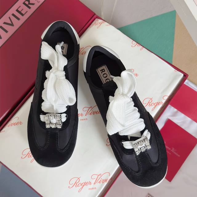 顶级版本：女款 Roger Vivier 最新款 Viv Low系列 水钻 方扣 休闲 运动鞋 原版购入开发 做货 新款Viv Low运动休闲鞋以前面的金属饰扣