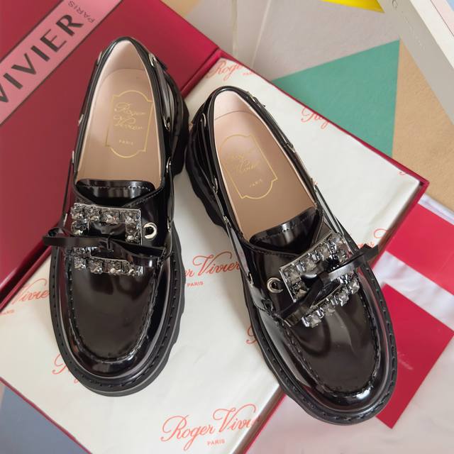 顶级版本：女款 Roger Vivier 最新款 Viv' Rangers Truck系列 水钻 方扣 厚底 乐福鞋 原版购入开发 做货 这款Viv' Rang