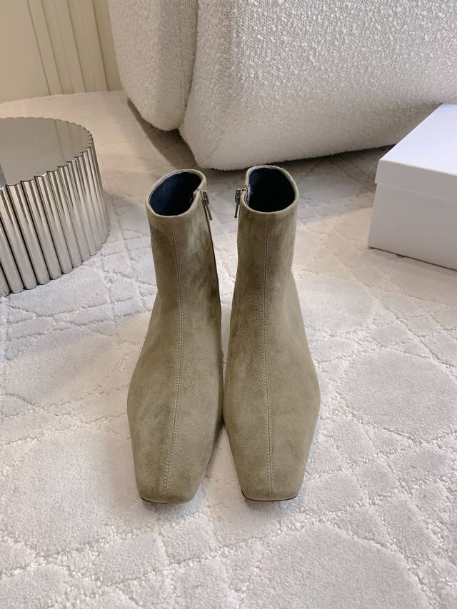 Proenza Schou*新款短靴 麂皮质感高级又软糯，独特鞋型自带时髦基因，往那儿一摆，时尚杂志氛围感直接拉满，穿去炸街绝对Slay全场～ 整体线条流畅立体