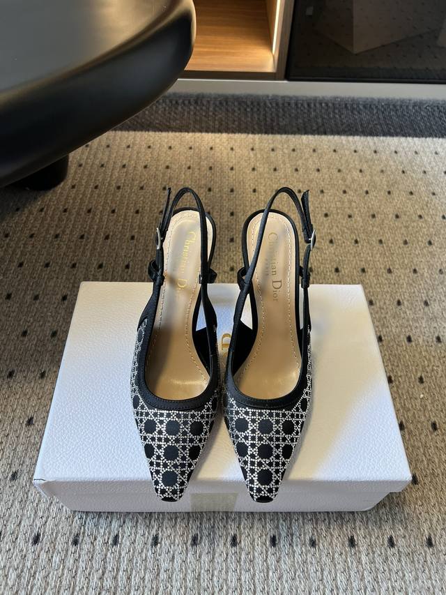 顶级版本 Dior 25Ss 春夏新款 迪奥 尖头高跟鞋 单鞋 这款 My Dior 露跟高跟鞋是2025春夏成衣系列新品，精致优雅。采用漆皮牛皮革精心制作，尖