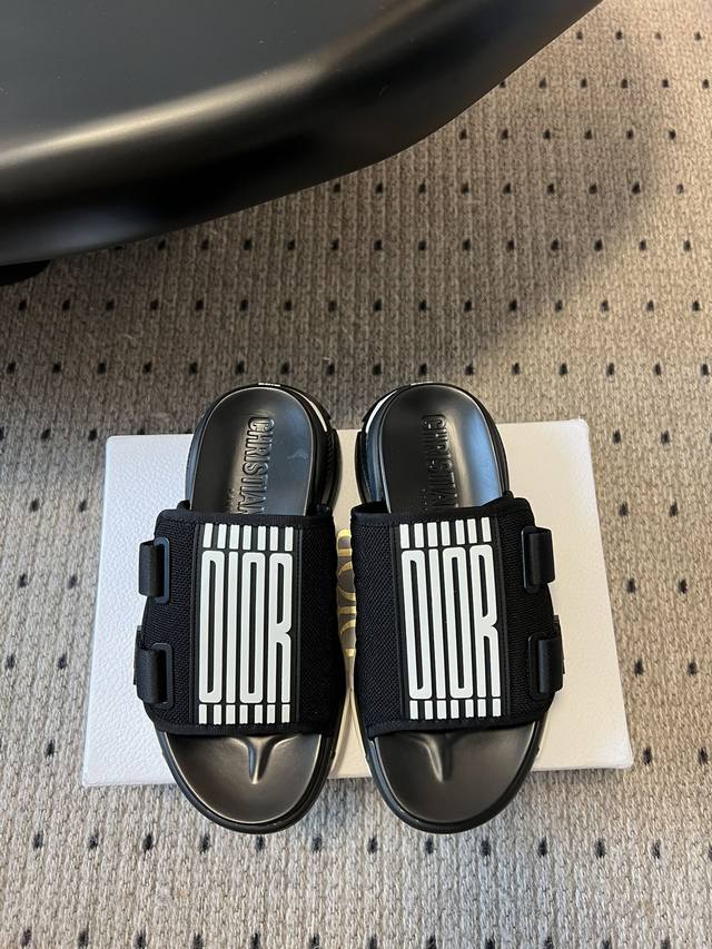 顶级版本 Dior 25Ss 春夏新款 D字刺绣厚底运动拖鞋 特百搭经典款式 此款休闲鞋采用印花网眼织物精心制作，搭配同色调软发泡大底，大底侧边饰以品牌Logo