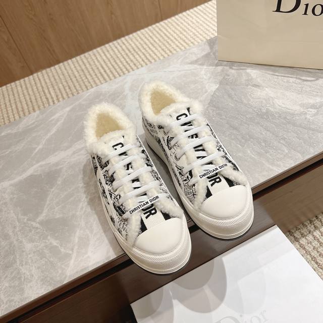 Dior Walk'n 迪奥老花刺绣毛毛鞋雪地保暖鞋，羊毛厚底帆布鞋 休闲运动鞋 这款 Walk'n'dior 厚底运动鞋是一款时尚单品，提升该系列的格调。Ob