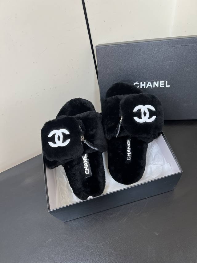 Chanel 小香 25Ss秋冬新款 双C书包扣 毛毛拖鞋 这款毛拖真的是真太可爱了～ 柔软蓬松的毛毛，舒服暖脚 秋冬搭配袜子休闲又慵懒 上脚真的好看又时髦手感